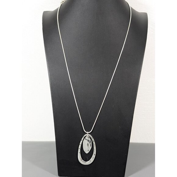 Liz Claiborne Hammered Silver Tone Teardrop Pendant Necklace Boho Chic 32" - Picture 2 of 10